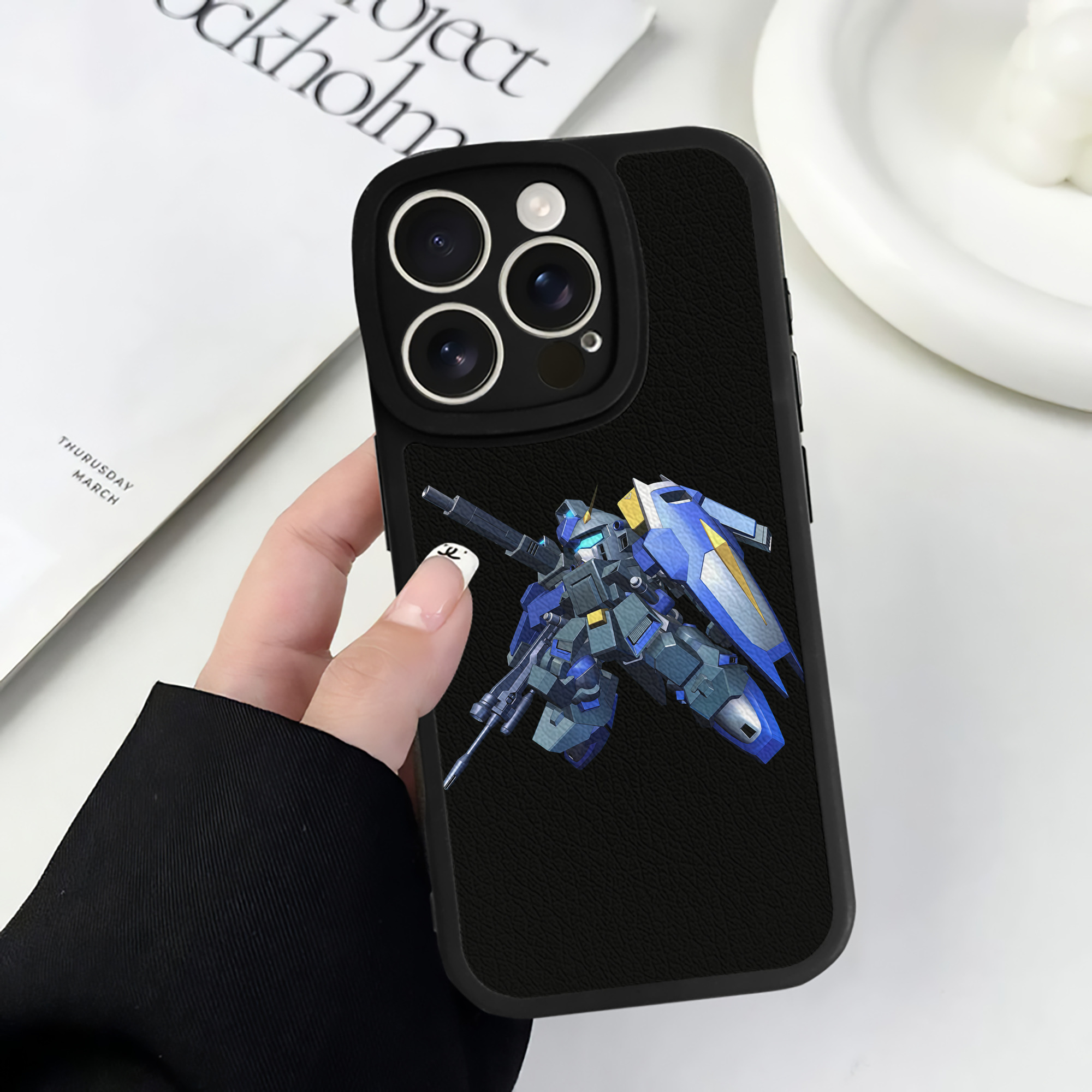 （画像用） 機動戦士ガンダム Mobile Suit Gundam 【iPhone 16シリーズ対応】シリコンスマホケース（レザー調） 材質：シリコン
